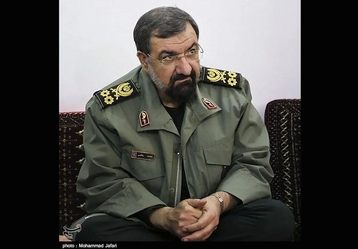 محسن رضایی مزار شهدای اهواز را غبارروبی کرد