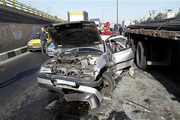 تصادف زنجیره‌ای ۱۲ دستگاه خودرو در بزرگراه امام علی/ دو نفر مصدم شدند