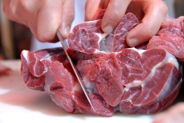 گرانی دلار گوشت را در عرض یک هفته ۵۰۰۰ تومان گران کرد/ گرانی گوشت تا نیمه اسفند ادامه خواهد یافت