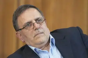 سیف: در هیچ جای دنیا بانک‌های مرکزی موظف به تامین منابع برای خرید کالاهای کم کیفیت انبار شده نیستند