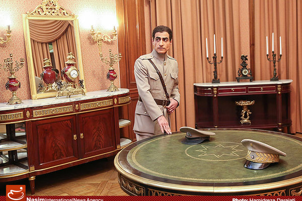 بازدید نوه امام خمینی(ره) از پشت صحنه سریال 