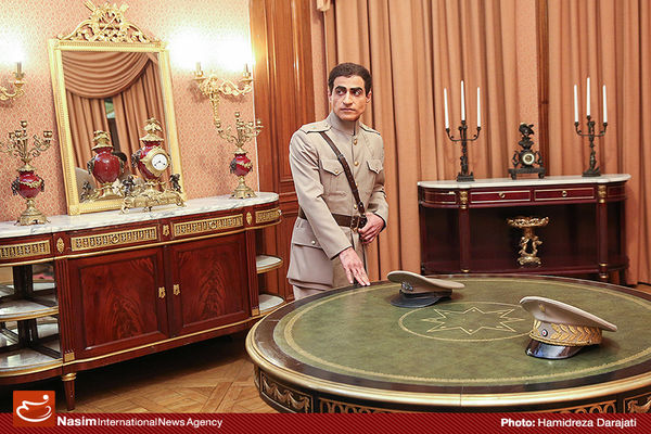 بازدید نوه امام خمینی(ره) از پشت صحنه سریال 