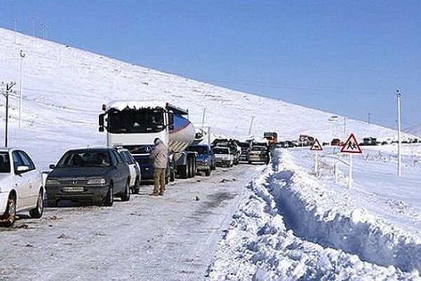 بارش برف و باران در اغلب محورهای کشور/ تلاش برای بازگشایی جاده چالوس