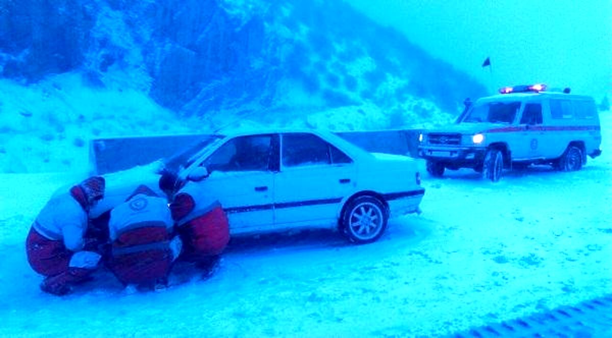 امدادرسانی به هموطنان گرفتار برف و کولاک/ رهاسازی ۲۱۲ خودروی گرفتار در برف