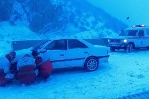 امدادرسانی به هموطنان گرفتار برف و کولاک/ رهاسازی ۲۱۲ خودروی گرفتار در برف