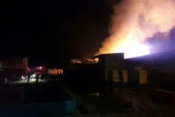 آتش‌سوزی در یک ساختمان ۵ طبقه اداری/ نجات ۵ دختر نوجوان و نوزاد گرفتار در دود