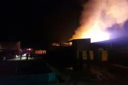 آتش‌سوزی در یک ساختمان ۵ طبقه اداری/ نجات ۵ دختر نوجوان و نوزاد گرفتار در دود