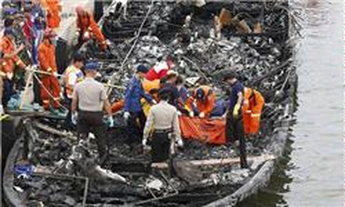 آتش گرفتن قایق اندونزیایی منجر به مرگ ۲۳ نفر شد