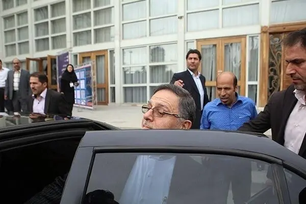ابهام ۳۵ هزار میلیاردی در گفته‌های رئیس کل/ اعتراف سیف به عدم برقراری روابط کارگزاری در سالگرد برجام!