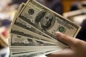 اشتباه محاسباتی بانک مرکزی، دلار را گران کرد/ مهار قیمت ارز بعد از جهش یک باره آن هنر نیست