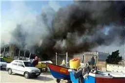 ساحل بندر چارک در آتش سوخت