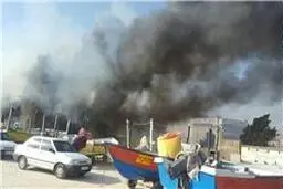ساحل بندر چارک در آتش سوخت