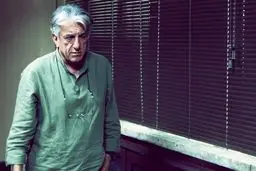 رضا کیانیان، اولین نمایش خود را به روی صحنه می‌برد