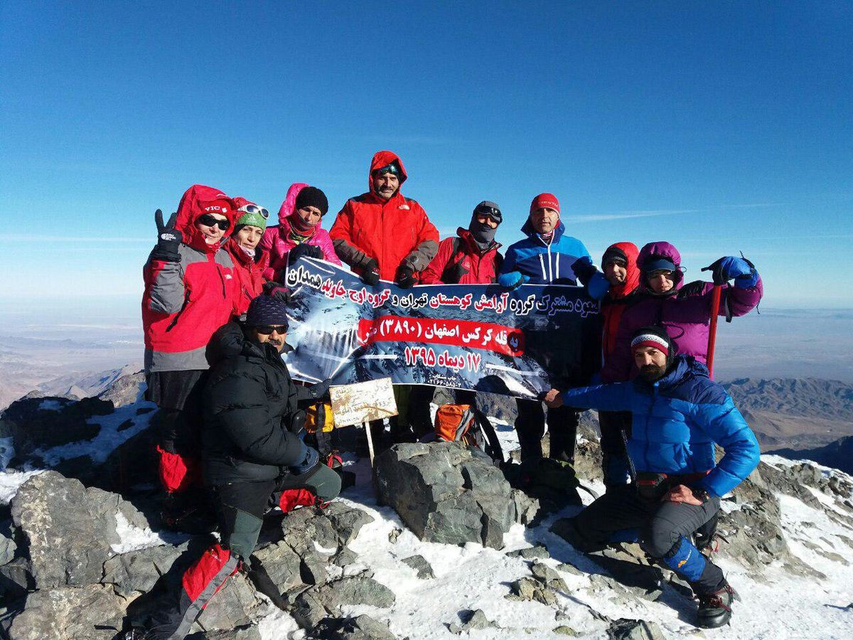 صعود تیم‌های کوهنوردی اوج جاوید همدان و آرامش کوهستان تهران به قله کرکس