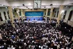 هزاران نفر از مردم قم با رهبر انقلاب دیدار کردند + عکس