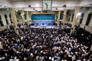 هزاران نفر از مردم قم با رهبر انقلاب دیدار کردند + عکس