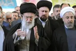 حضرت آیت‌الله خامنه‌ای بر پیکر مرحوم آیت‌الله هاشمی‌ رفسنجانی نماز اقامه می‌کنند