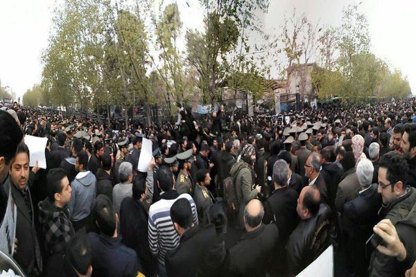 حضور مردم در دانشگاه تهران برای اقامه نماز بر پیکر نماز آیت‌الله هاشمی
