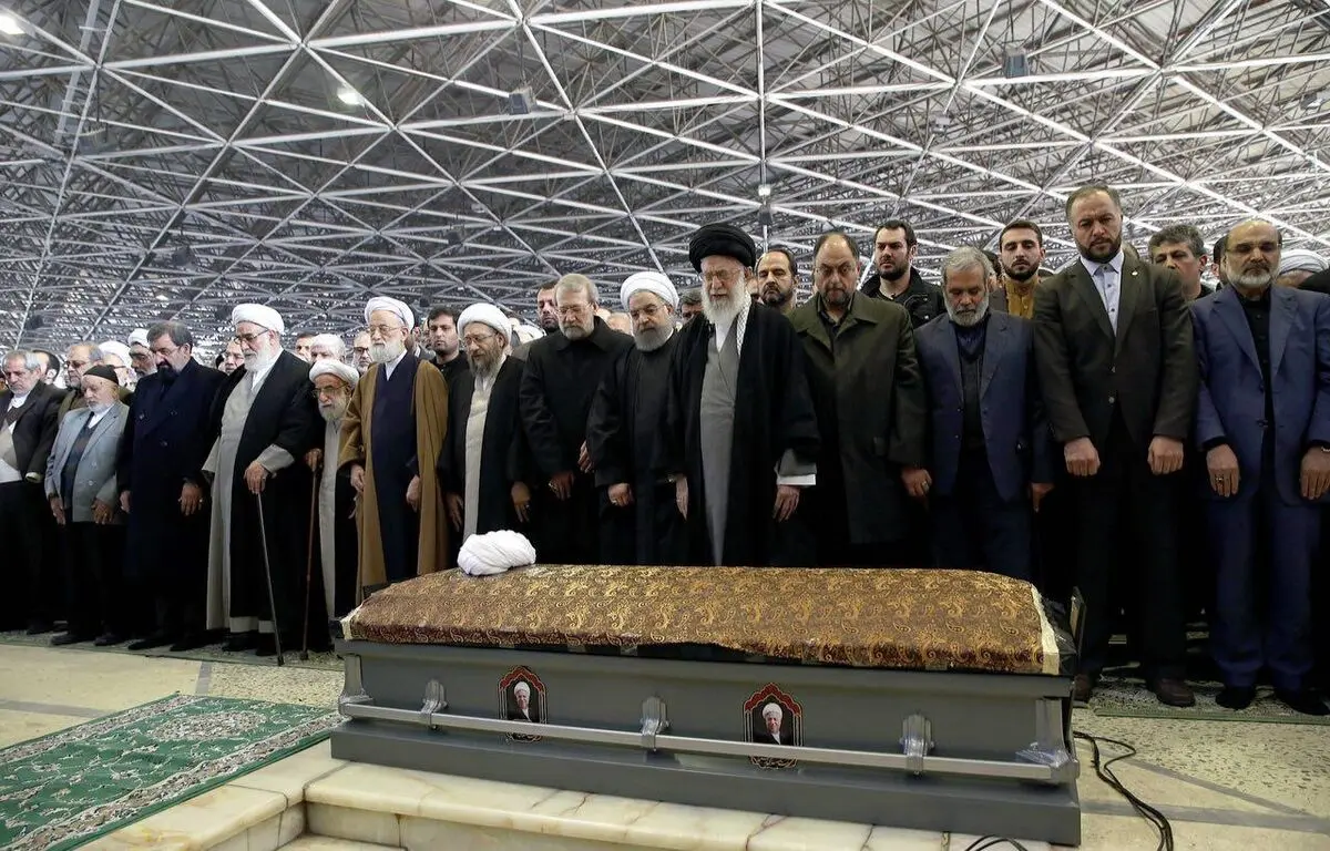 رهبر انقلاب بر پیکر آیت‌الله هاشمی اقامه نماز کردند
