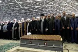 رهبر انقلاب بر پیکر آیت‌الله هاشمی اقامه نماز کردند