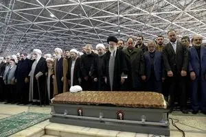 رهبر انقلاب بر پیکر آیت‌الله هاشمی اقامه نماز کردند