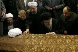 اقامه نماز بر پیکر آیت‌الله هاشمی توسط رهبر معظم انقلاب
