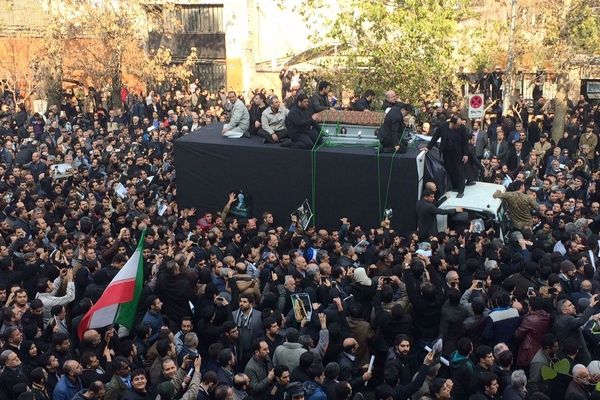 لحظات تشییع پیکر آیت‌الله هاشمی در خیابان انقلاب