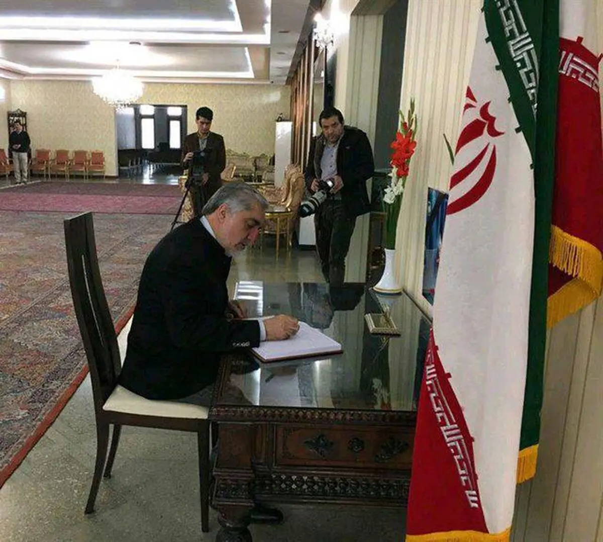 عبدالله عبدالله دفتر یادبود ارتحال آیت‌الله هاشمی را امضا کرد