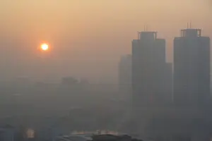 شهرداری‌ها در مقابله با آلودگی هوا دست تنها هستند/ بودجه حمل‌ونقل عمومی صرف «وام خودرو» شد