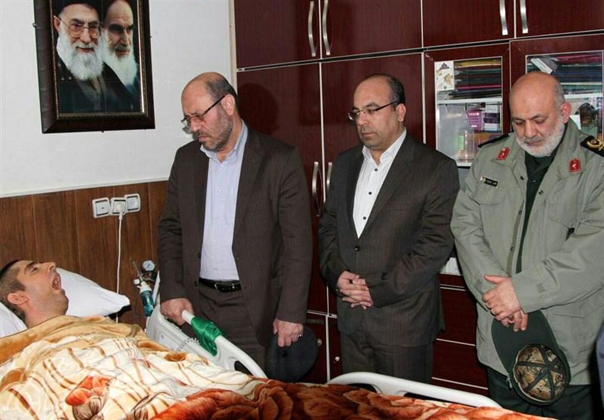 وزیر دفاع با شهید زنده لرستانی دیدار کرد