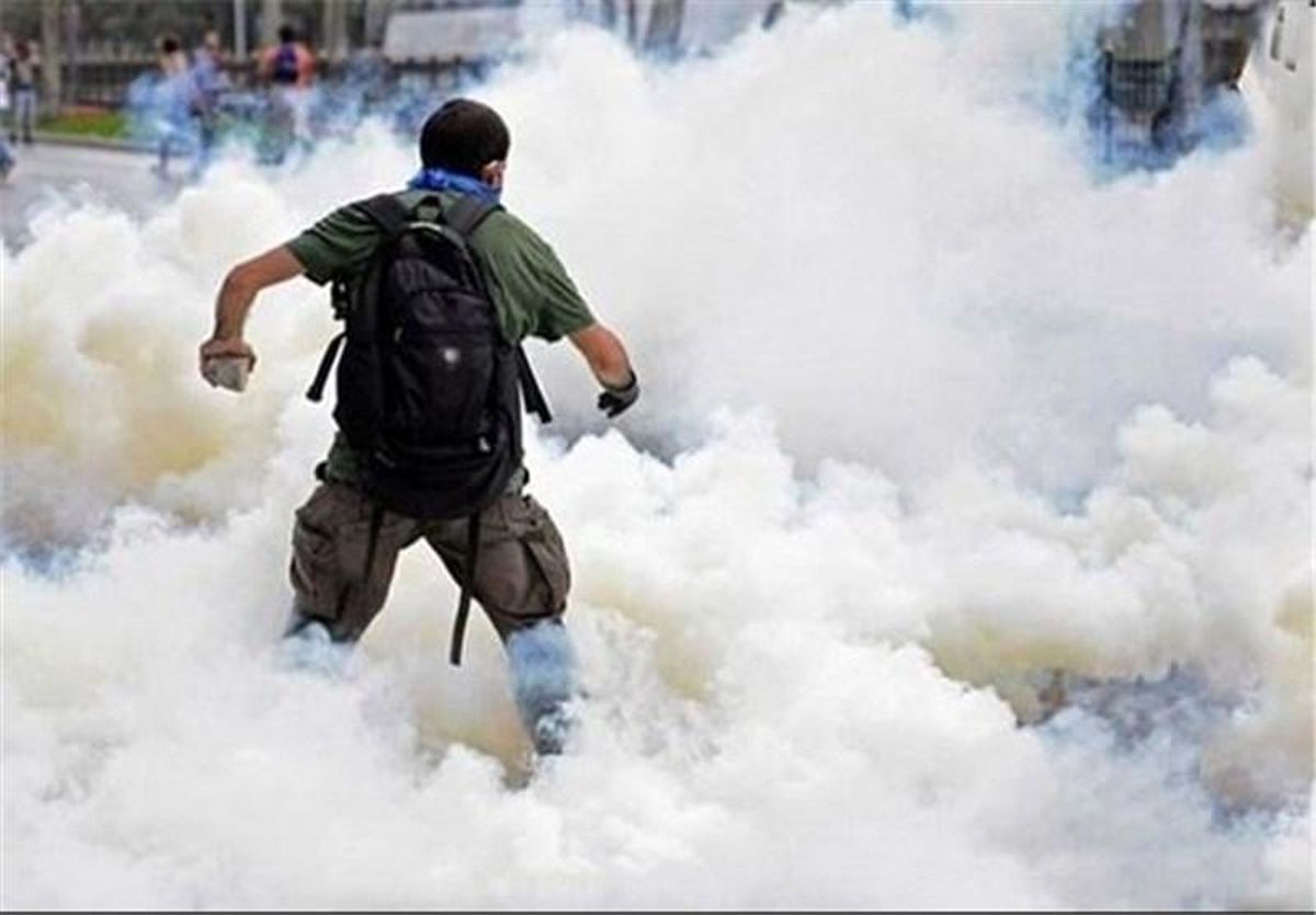 حمله با گازهای سمی به تظاهرات مردم بحرین