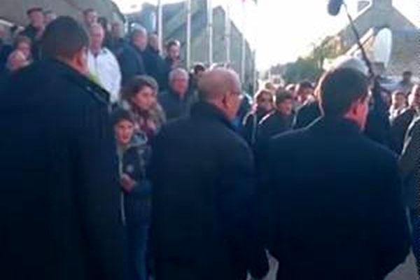سیلی خوردن نخست‌وزیر سابق فرانسه از جوانی ۱۸ ساله