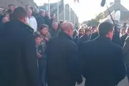 سیلی خوردن نخست‌وزیر سابق فرانسه از جوانی ۱۸ ساله