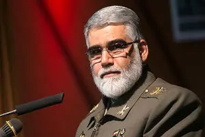 بازدید جانشین فرمانده کل ارتش از شهرک شهید بهشتی