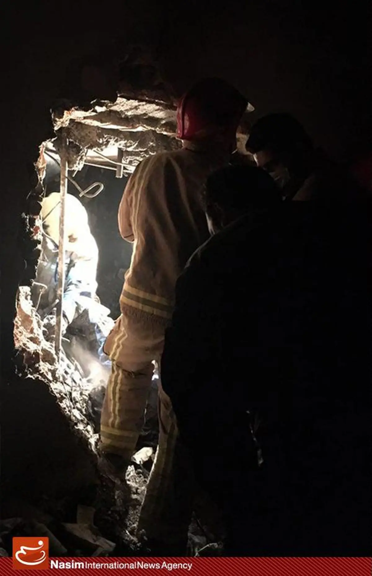 دریافت علائم از دستگاه‌های زنده‌‌یاب از ضلع غربی و موتورخانه پلاسکو/ قوت گرفتن احتمال یافتن انسان زنده