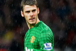 دروازه‌بان منچستریونایتد دستکش‌های خود را به پسر معلول هدیه کرد + عکس