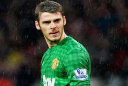 دروازه‌بان منچستریونایتد دستکش‌های خود را به پسر معلول هدیه کرد + عکس