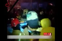 لحظه انتقال پیکر یکی از آتش‌نشانان کشف شده از زیر آوار