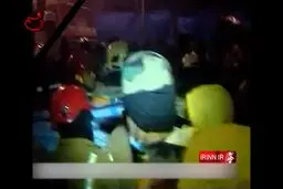 لحظه انتقال پیکر یکی از آتش‌نشانان کشف شده از زیر آوار
