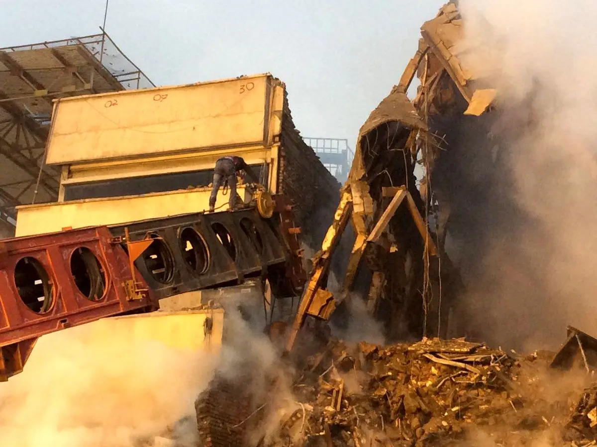 هر ۱۰ دقیقه یک کامیون ۲۰ تنی آوار را از منطقه تخلیه می‌کند