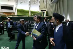 آخوندی با امتیاز دادن به نمایندگان به دنبال لغو استیضاح خود است