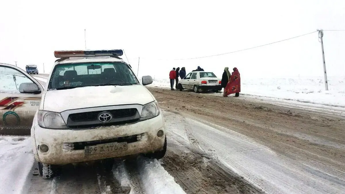 امدادرسانی به یک‌هزار و ۳۶۶ تن در ۱۱ استان درگیر برف و کولاک/ رهاسازی ۳۱۸ خودرو از برف