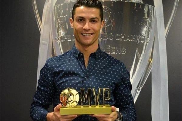 رونالدو جایزه ارزشمندترین فوتبالیست جهان را دریافت کرد+تصاویر