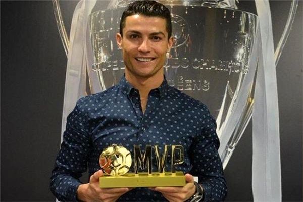رونالدو جایزه ارزشمندترین فوتبالیست جهان را دریافت کرد+تصاویر