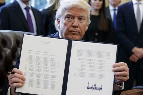 ترامپ صدور روادید برای ایران و ۶ کشور دیگر را تعلیق کرد/ دستور احداث دیوار مکزیک صادر شد