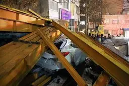 ورود تریلی با بار آهن به یک خانه/ تخلیه آهن‌ها روی چند خودرو