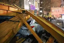 ورود تریلی با بار آهن به یک خانه/ تخلیه آهن‌ها روی چند خودرو
