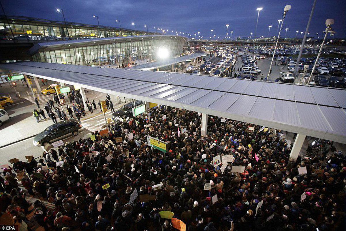 تظاهرات ضد سیاست‌های ترامپ در فرودگاه جان اف کندی نیویورک