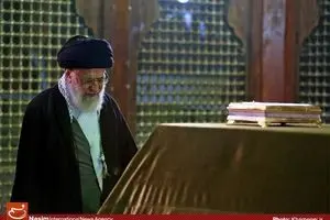 رهبر انقلاب در حرم امام(ره) و بهشت زهرا حضور یافتند/ قرائت فاتحه بر مزار 
