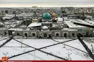 بارش برف در صحن حرم امام رضا(ع)